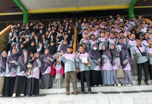 Kepala SDIT Khairul Ummah Kabupaten Inhu, Jan Ahmad beserta guru dan siswa berphoto bersama di Museum Sang Nila Utama Provinsi Riau 