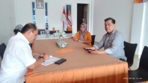 Tokoh Masyarakat Riau, Endang Sukarelawan Bacalon Walikota Pekanbaru dan Lahmuddin Rambe mengisi daftar hadir dalam mengambil formulir pendaftaran Bacalon di Sekretariat DPC Hanura Kota Pekanbaru 