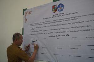 Asisten I, Masykur Tarmizi melakukan Penandatanganan Komitmen Bersama dan Sosialisasi PPDB Online Jenjang SD dan SMP Kota Pekanbaru