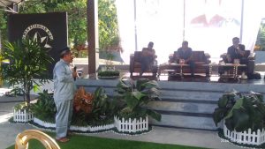 Sastrawan nasional, HTaufik Ikram Jamil memberikan pandangan kepada narasumber pada acara Sembang Sastra yang digelar oleh Dewan Kesenian Riau