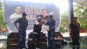 Ketua Umum DKR Taufik Hidayat memberikan sertifikat kepada Nara Sumber pada acara Sembang Sastra DKR 2024