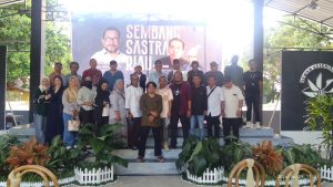 Usai acara, para peserta Sembang Sastra Riau DKR 2024 berphoto bersama dengan para peserta