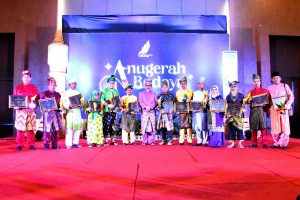 Kepala Dinas Kebudayaan Provinsi Riau, Raja Yoserizal Zen berphoto bersama dengan Dr. H Griven H Putra, M.Ag usai menerima Anugerah Budaya 2024 bersama penerima Anugerah Budaya lainnya.