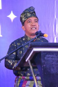 Dr. H Griven H Putra, M.Ag menyampaikan orasi budaya usai menerima Anugerah Budaya 2024 Dinas Kebudayaan Provinsi Riau