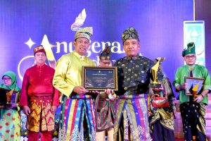 Sastrawan Riau, Dr H Griven H Putra, M.Ag menerima Anugerah Budaya 2024 Dinas Kebudayaan Provinsi Riau yang diserahkan oleh Kabid Diplomasi dan Promosi Budaya Dinas Kebudayaan Provinsi Riau, T Muhaslida