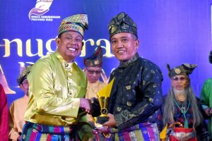 Kabid Diplomasi dan Promosi Budaya Dinas Kebudayaan Provinsi Riau, T Muhaslida menyerahkan Tropi Anugerah Budaya 2024 kepada Dr H Griven, M.Ag pada malam puncak Penyerahan Anugerah Budaya Dinas Kebudayaan Provinsi Riau di hotel Arya Duta kota Pekanbaru 