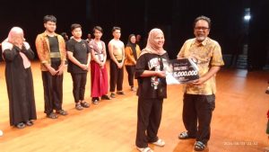 Kepala Dinas Kebudayaan Provinsi Riau, Raja Yoserizal Zen memberikan hadiah kepada pemenang Pingat Kejohanan Tari 2024 Dewan Kesenian Riau di gedung Seni Idrus Tintin Purna MTQ Provinsi Riau 