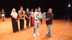 Ketua Umum Dewan Kesenian Riau(DKR) Taufik Hidayat memberikan hadiah kepada pemenang Pingat Kejohanan Tari 2024 di gedung Seni Idrus Tintin Purna MTQ Provinsi Riau