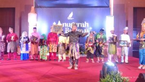 Dr. H. Griven H Putra,M.Ag berphoto usai menerima Anugerah Budaya 2024 Dinas Kebudayaan Provinsi Riau