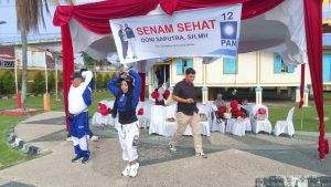 Didampingi Instruktur Senam, Anggota DPRD kota Pekanbaru, Doni Saputra ikut senam bersama