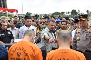 Ketua DPRD kota Pekanbaru, Muhammad Sabarudi menyaksikan para tersangka kasus Narkoba di Polda Riau 