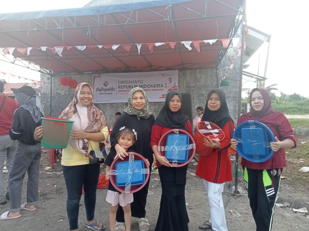 Ibuk-ibuk juara 1 Lomba Tarik Tambang