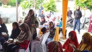 Salah satu masyarakat Kelurahan Padang Bulan menyampaikan aspirasinya kepada Aidhil Nur Putra saat reses