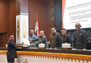 Ketua Pansus, Roni Paslah menyerahkan berkas kepada Pimpinan DPRD Kota Pekanbaru, Sabarudi,ST