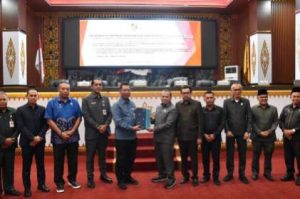 Usai penandatanganan Raperda KTR, Sekdako berphoto bersama dengan pimpinan DPRD kota Pekanbaru