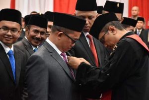 Pemasangan Pin kepada Pimpinan DPRD kota Pekanbaru yang baru, Isa Lahamid