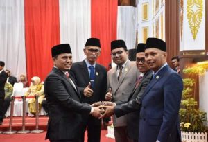 Mantan Ketua DPRD Kota Pekanbaru, Sabarudi ST memberikan selamat kepada pimpinan DPRD Kota Pekanbaru yang baru