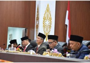 Pimpinan baru DPRD kota Pekanbaru, Isa Lahamid memimpin sidang Perdana usai dilantik