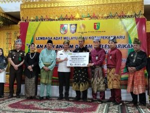 Pihak PT Riau Petroleum secara simbolis menyerahkan bantuan CSR kepada pihak LAMR kota Pekanbaru