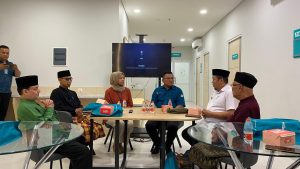 Datuk Bambang Irawan selaku sekretaris DPH LAMR Kota Pekanbaru memaparkan program-program LAMR Kota Pekanbaru ke pihak RS Awal Bros