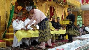 Wakil Walikota Pekanbaru Markarius Anwar Menepuk Tepung Tawar kepada Pimpinan dan Anggota DPRD kota Pekanbaru 