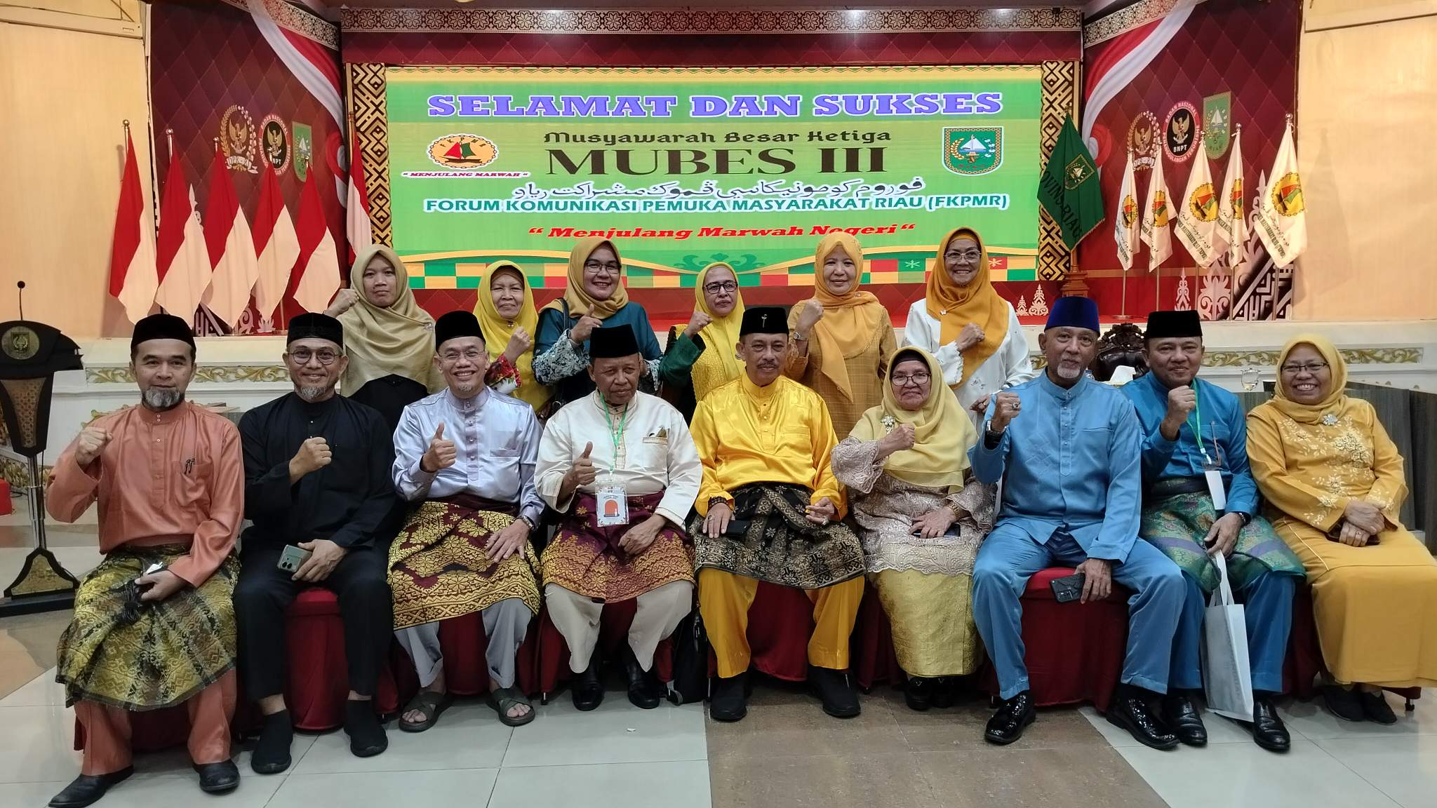 Ketua FKPMR terpilih, Dr.drh.H Chaidir ,MM berphoto bersama dengan panitia Mubes III 2025