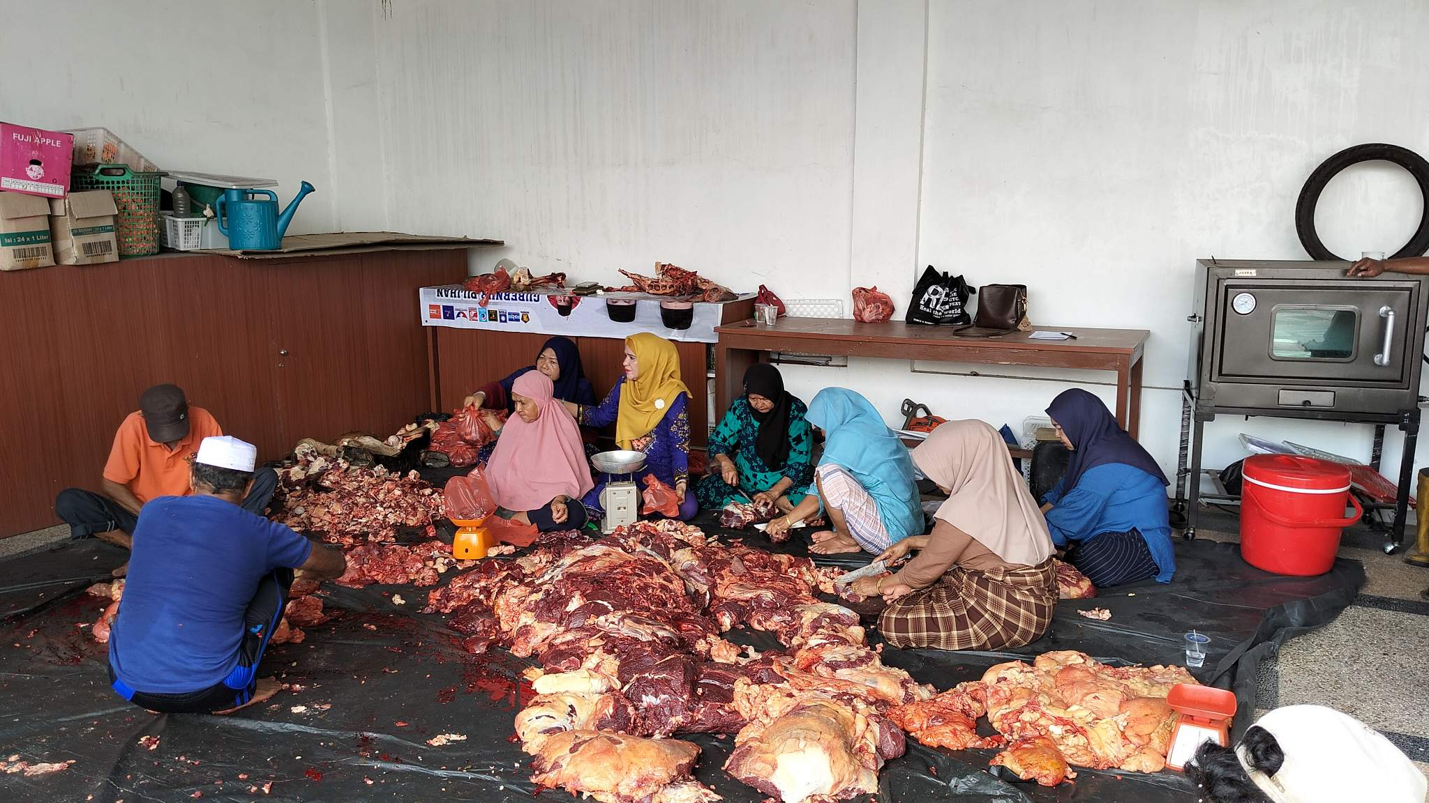 Pemotongan dan pembagian daging kurban oleh panitia kurban H Fathullah