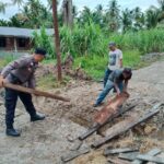 Bhabinkamtibmas Bagan Jawa pesisir Perbaiki Jalan Yang Putus 