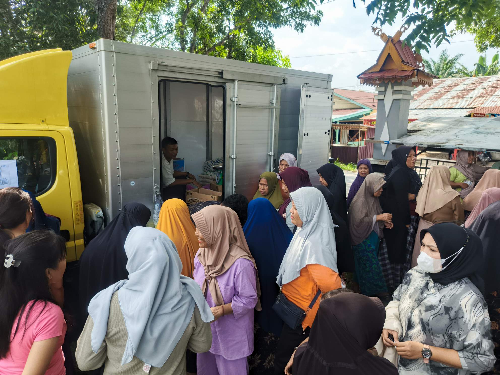 Ratusan masyarakat Rumbai Barat hadiri pasar murah dihalaman kantor Camat Rumbai Barat kota Pekanbaru
