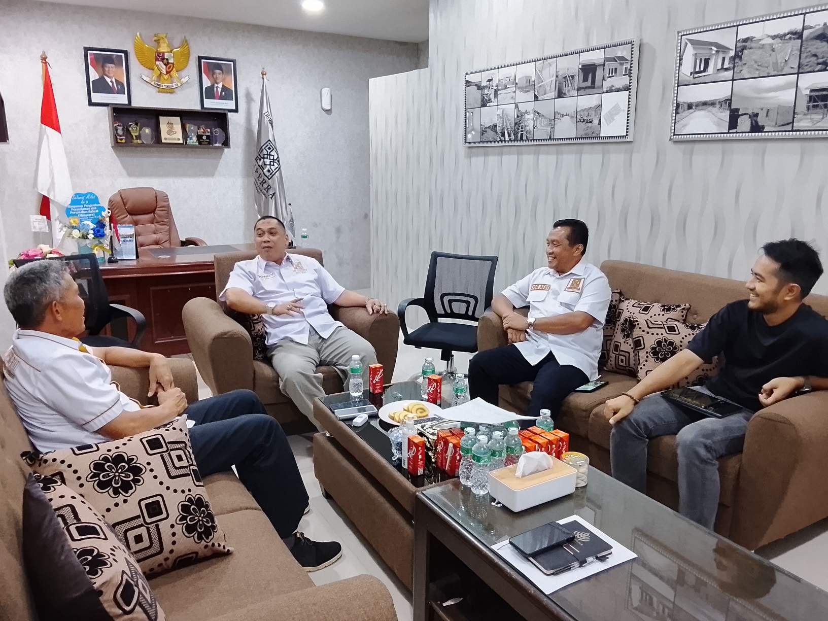 Ketua DPD HIMPERRA Riau, DR ( HC ) Donny Satria Putra SE, MBA, beserta Panitia SC dan OC memberikan keterangan kegiatan Musda II kepada awak media
