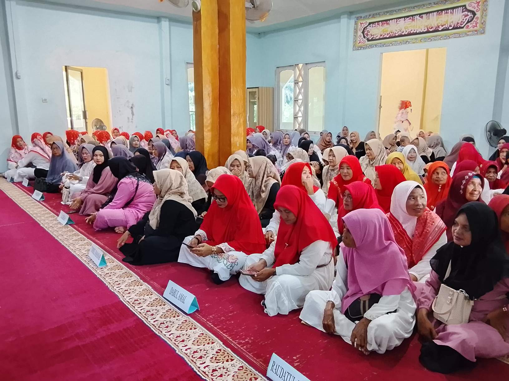 Ratusan Ibu-ibu BKMT Desa Kualu Padati Masjid Al Hijrah RT 02 RW 02 dalam rangka wirid bersama