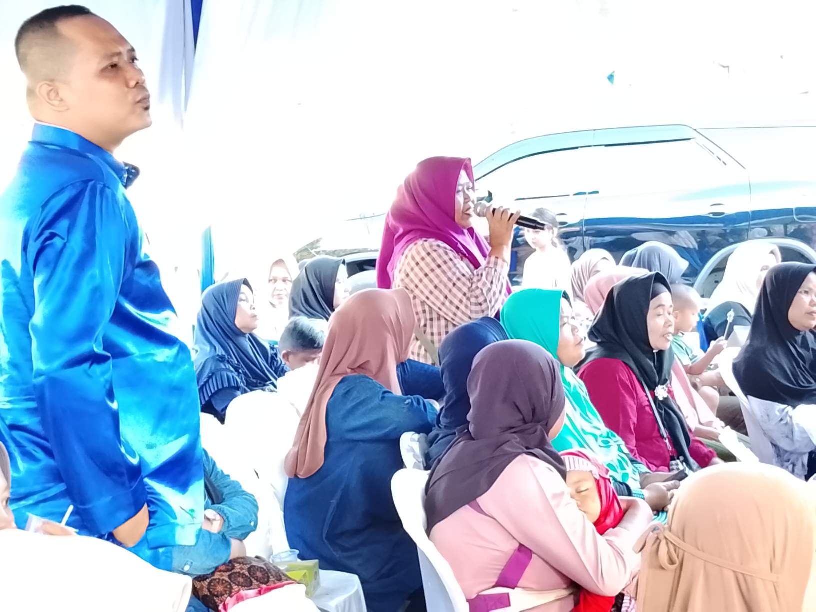 Salah satu warga menyampaikan aspirasinya kepada Irman Sasrianto saat reses