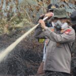Tempuh jarak 1 jam, kapolres Rohil Bersama Wabup dan Dandim lakukan Pendinginan Karhutla di kuba