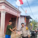 Bhabinkamtibmas Bagan Hulu Bagikan Bendera Merah Putih dan Himbau Pasang Bendera