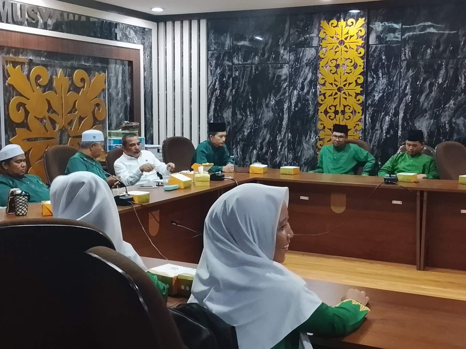 Diskusi singkat antara sekretaris Komisi III DPRD kota Pekanbaru, Abu Bakar dengan guru serta siswa SMP Babussalam kota Pekanbaru