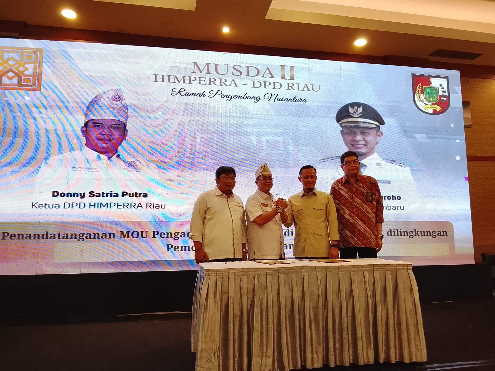 Ketua DPD HIMPERRA Riau DR (HC ) Donny Satria Putra SE, MBA melakukan MoU dengan Wali Kota Pekanbaru, Agung Nugroho terkait Rumah Bersubsidi bagi ASN dan THL di lingkungan pemerintah kota Pekanbaru