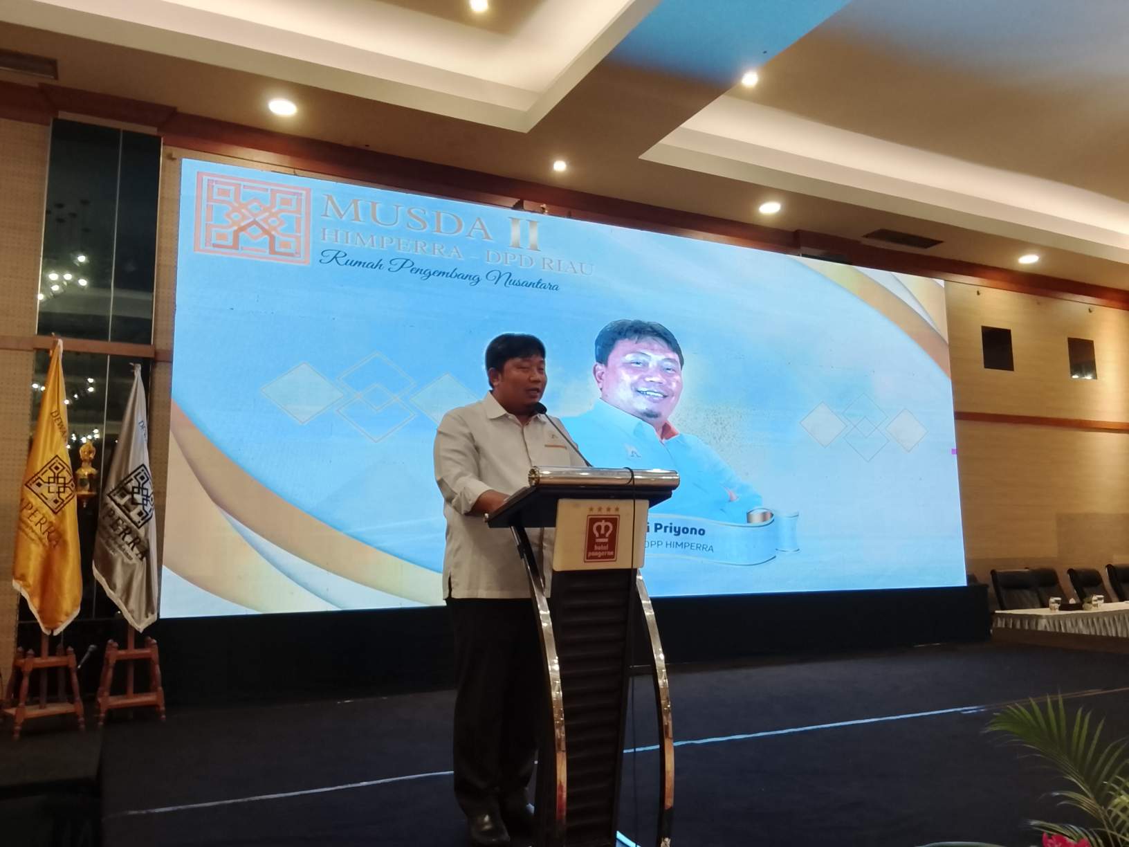Ketua DPP HIMPERRA H Ari Tri Priyono memberikan sambutan pada acara Musda II DPD HIMPERRA Riau