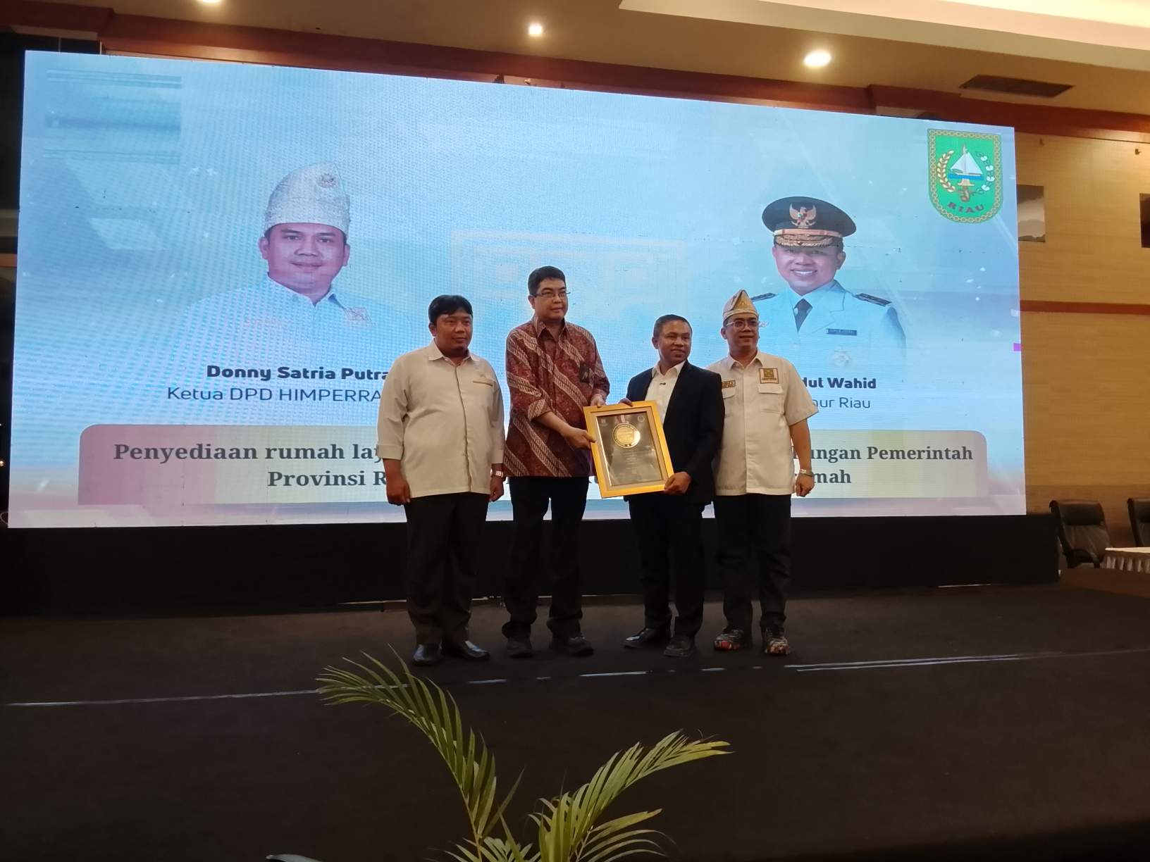 Direktur Jenderal Kawasan Permukiman di Kementerian Perumahan dan Kawasan Permukiman (PKP), Fitrah Nur memberikan piagam penghargaan kepada gubernur Riau