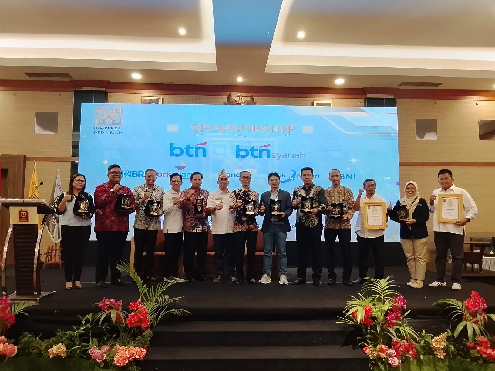 Sekretaris DPD HIMPERRA Riau, Jhon Rusli Wijaya memberikan cendramata kepada sponsor