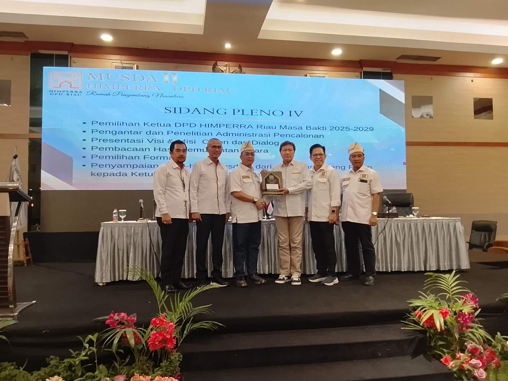 Pimpinan sidang pleno menyerahkan SK selaku ketua DPD HIMPERRA periode 2025-2029 DR (HC)Donny Satria Putra,SE, MBA