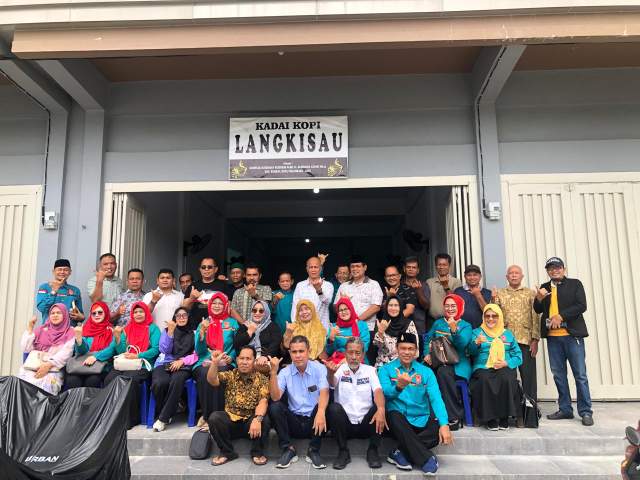 Usai terpilih secara aklamasi, Irman Sasrianto berphoto bersama dengan semua peserta musyawarah