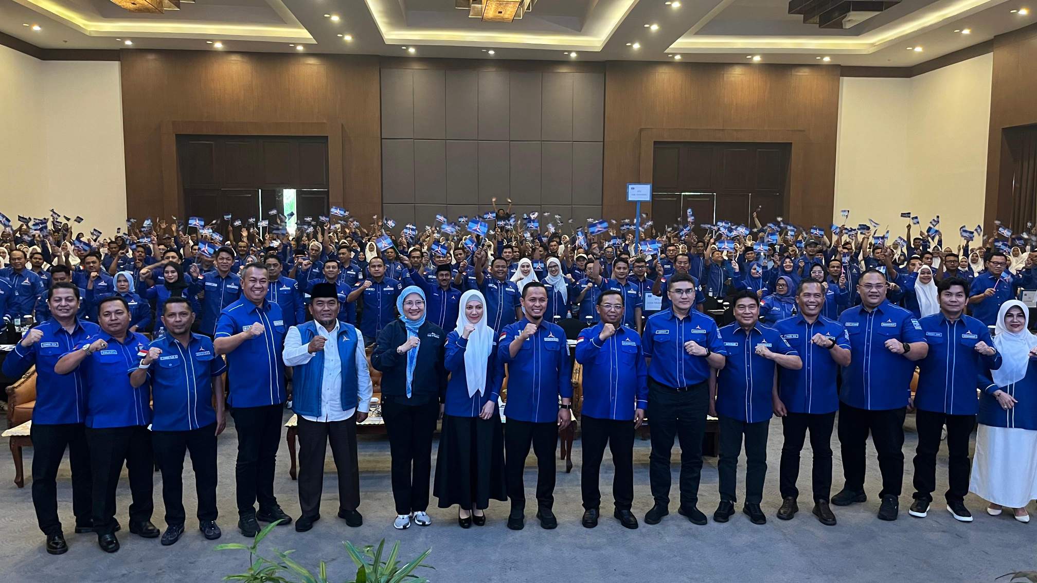 Usai Rakerda DPD Demokrat Riau, Ketua DPC se-Provinsi Riau dan Ketua DPD Demokrat Riau serta Sekjen DPP Demokrat berphoto bersama
