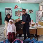 Saling Berbagi Di HUT Ke-14 Partai NasDem, Aidhil Nur Putra Serahkan Tas Sekolah dan Sepatu Ke siswa SDN 027 dan SDN 05 Pekanbaru