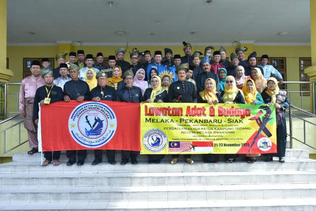 Usai Pertemuan, Pengurus LAMR Kota Pekanbaru berphoto bersama dengan Ketua-ketua Kampung (Sidang) Negeri Melaka (PKKKSNM)