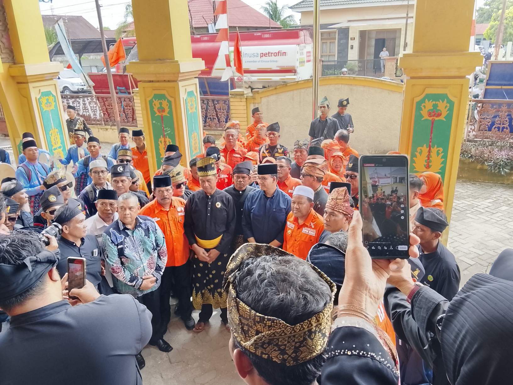 Kedatangan Tokoh Nasional, Anes Baswedan ke LAMR Kota Pekanbaru disambut Ketua Umum DPH LAMR kota Pekanbaru, Datuk Seri Muspidauan