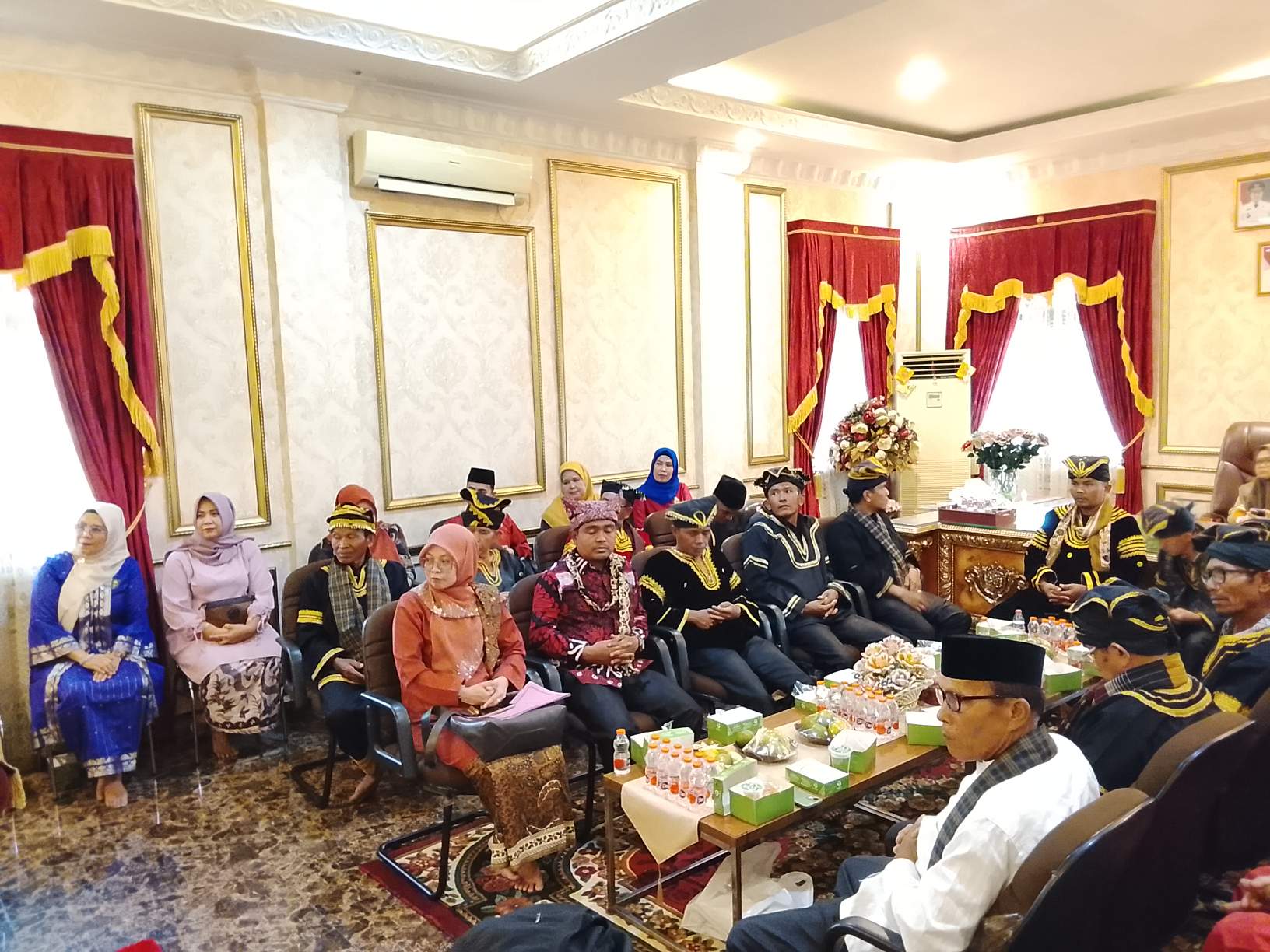 Rombongan Pemangku Adat Kabupaten Solok mendengarkan sambutan Ketua Umum LAMR kota Pekanbaru, Datuk Seri Muspidauan