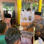 Polsek Bangko Gelar Jumat Berkah, Bagikan Makanan Siap Saji Kepada Jemaah