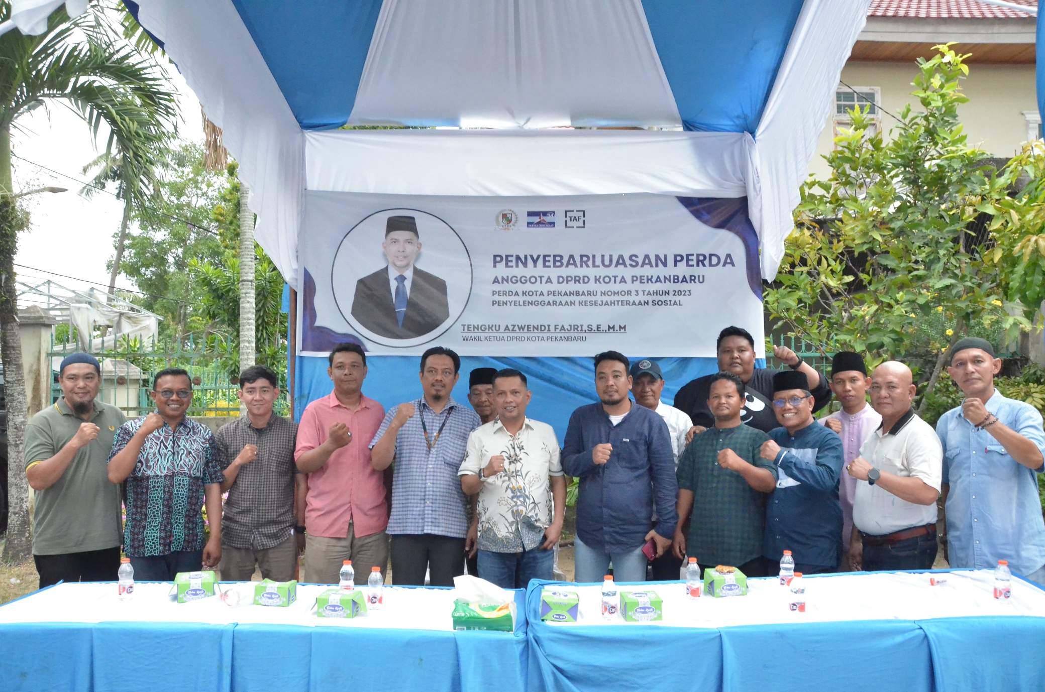 Wakil ketua DPRD kota Pekanbaru, Tengku Azwendi Fajri berphoto bersama usai mengelar Penyebarluasan Perda dengan masyarakat