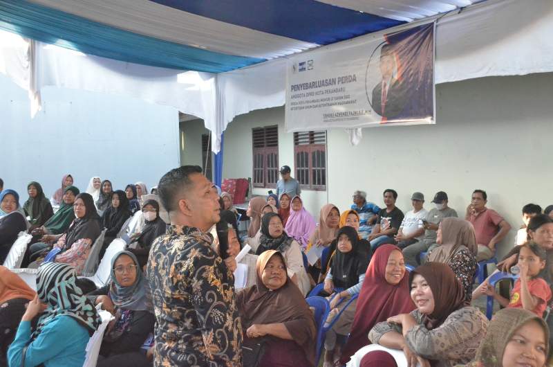 Tengku Azwendi Fajri mendengarkan pertanyaan masyarakat saat menggelar kegiatan Penyebarluasan Perda