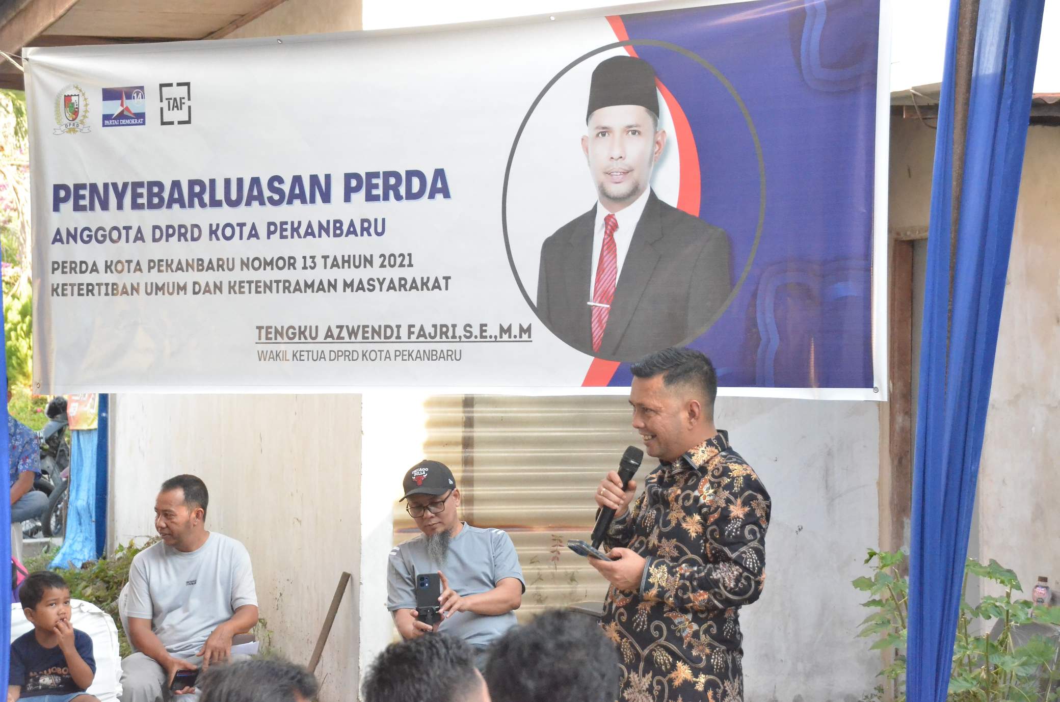 Tengku Azwendi Fajri memberikan jawaban atas pertanyaan masyarakat dalam pelaksanaan Penyebarluasan Perda kepada masyarakat